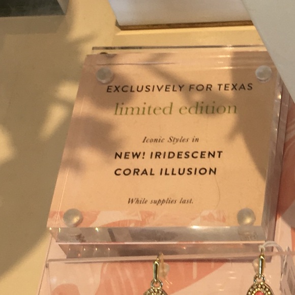 Kendra Scott Iridescent Coral Alex necklace - Picture 8 of 8